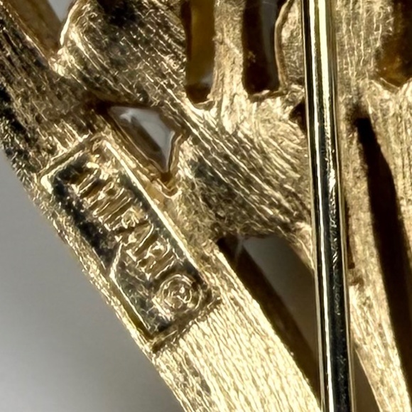 Trifari Jewelry Gold Tone Brooch - Picture 10 of 10